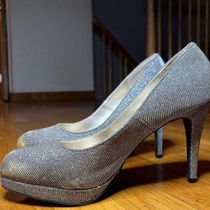 👠Size 7.5 silver and gold heels!!👠